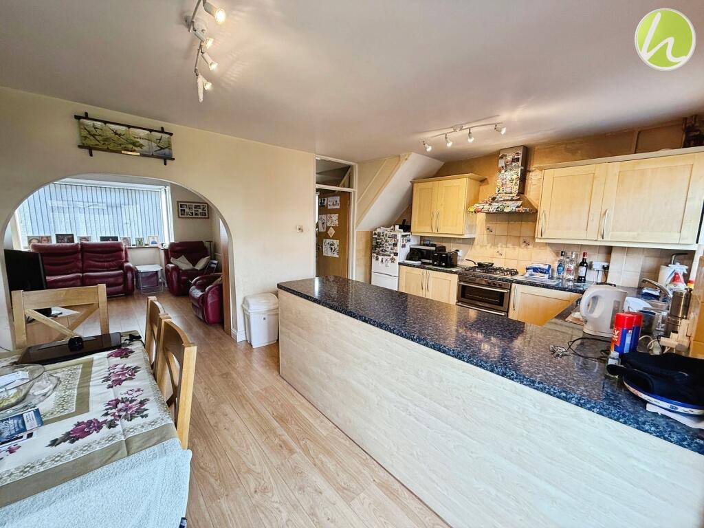 Kitchen/ Dining Room