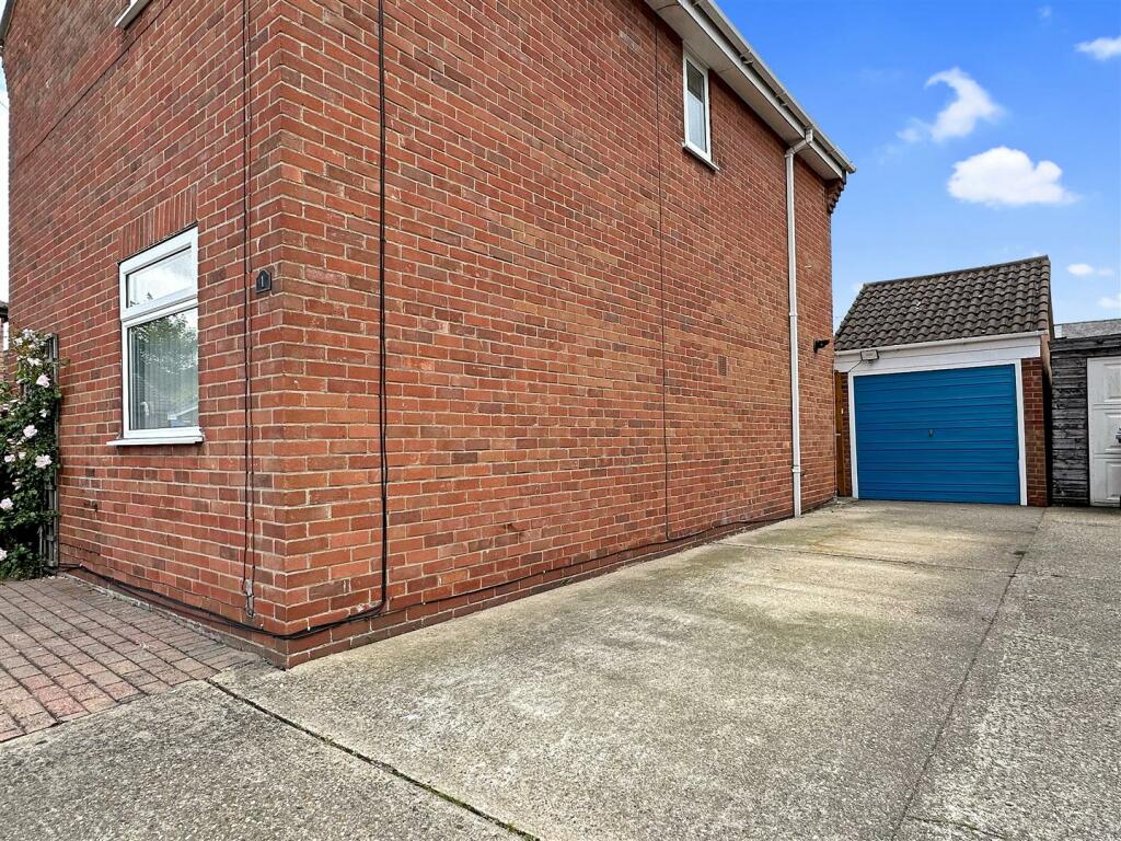 Garage &amp; Driveway 907