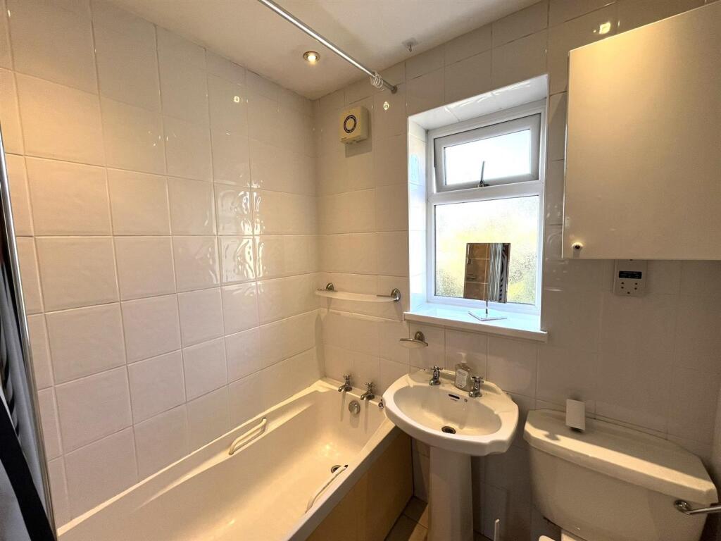 Rutherglen Avenue, Whitley - Bathroom