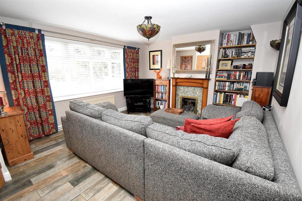LOUNGE 2.JPG