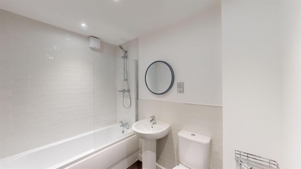 28 Drapers Rise Bathroom.jpg