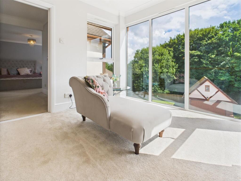 FIRST FLOOR LANDING