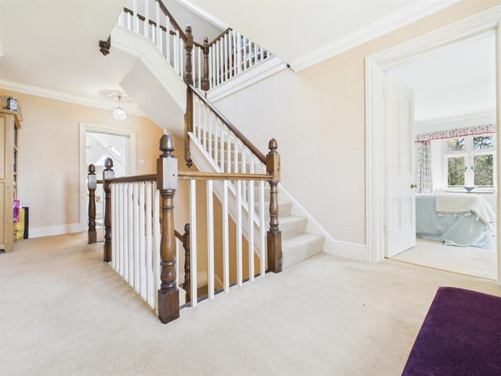 FIRST FLOOR LANDING
