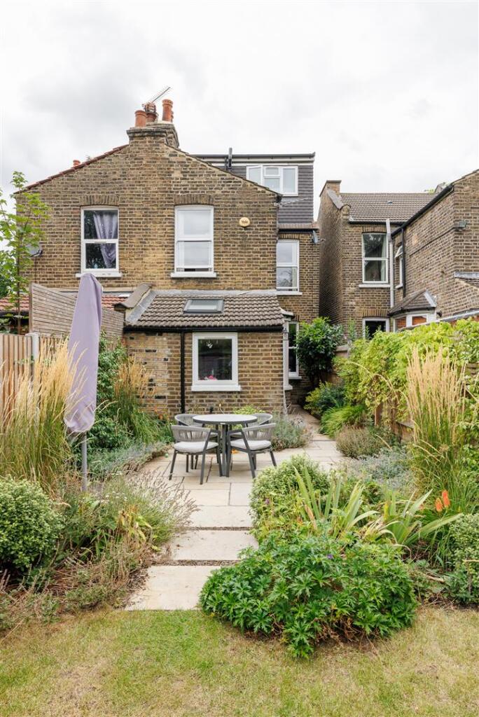 Connaught Road E11