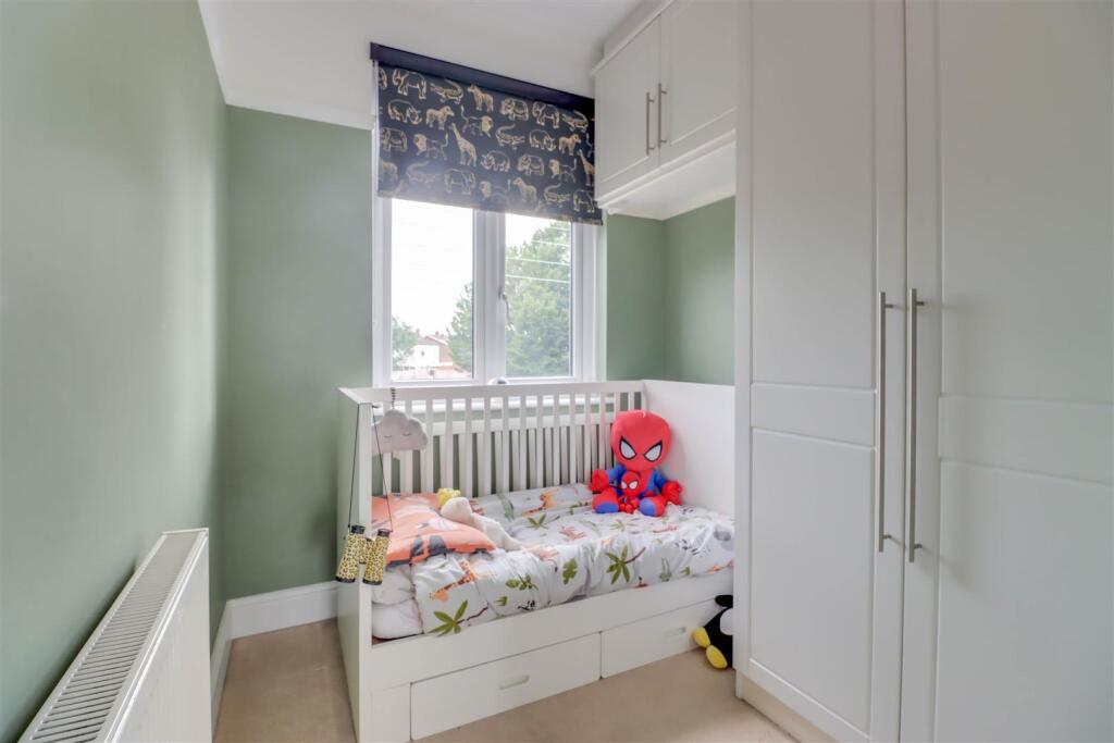 5 NORTH CRES INSIDE-3.jpg