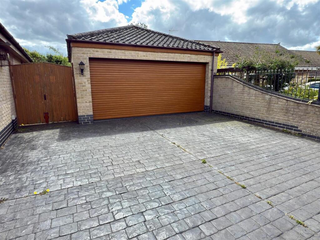DOUBLE GARAGE.jpg
