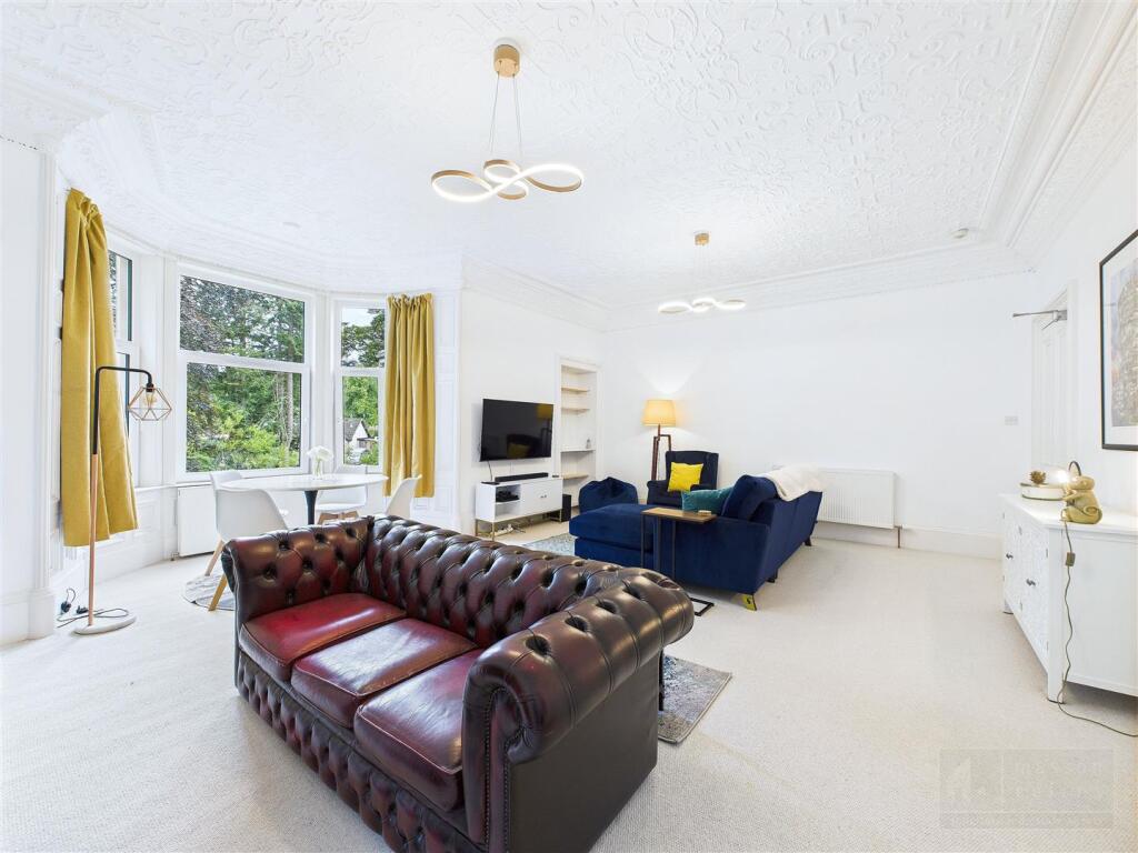 Sitting Room &amp; Dining Area