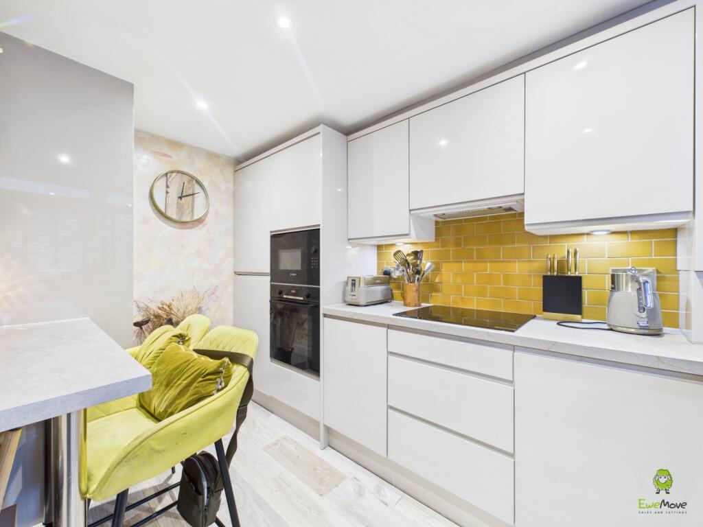 CAM03779G0-PR0318-STILL006