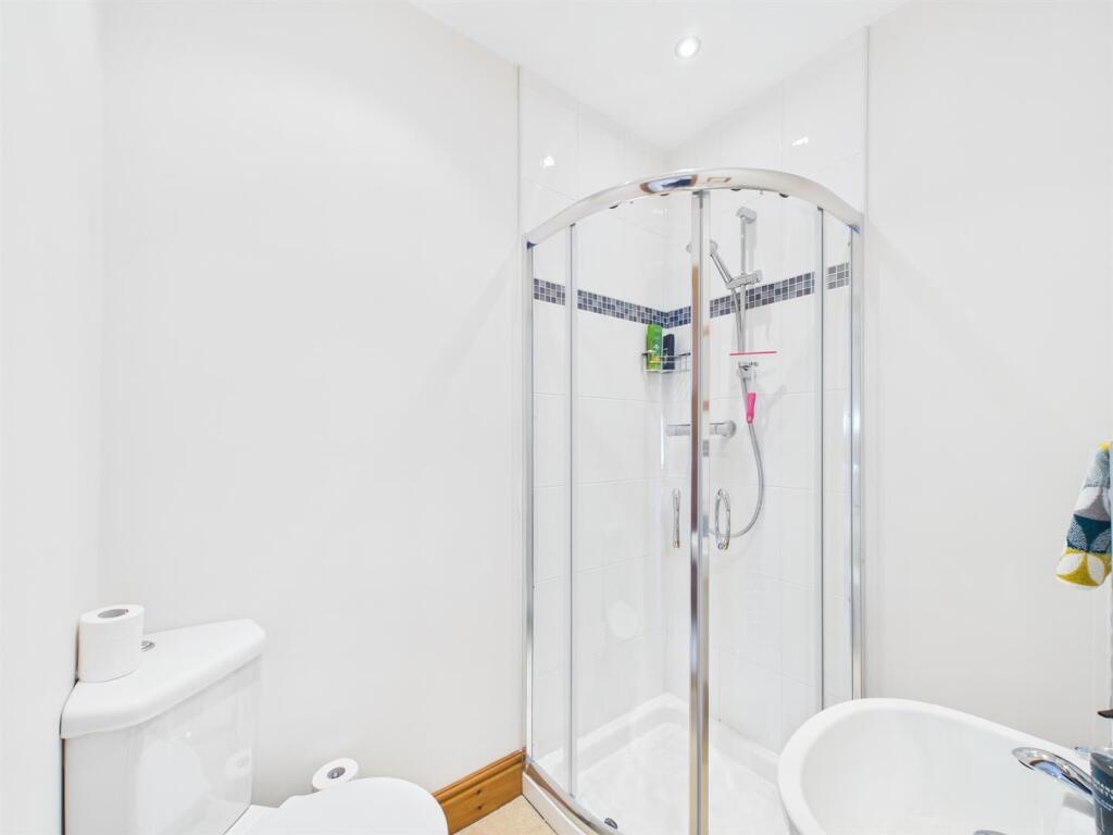 Guest Bed Ensuite.jpg