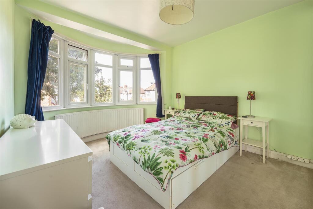 Waverley Avenue, E4