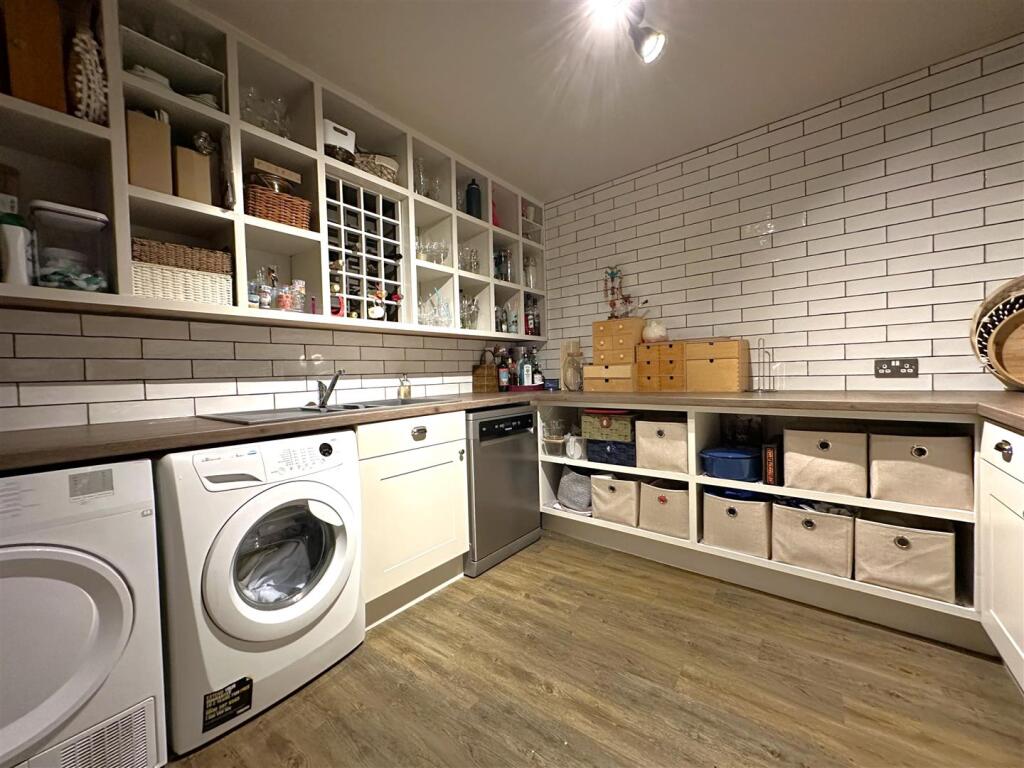 Large Utility Room 185