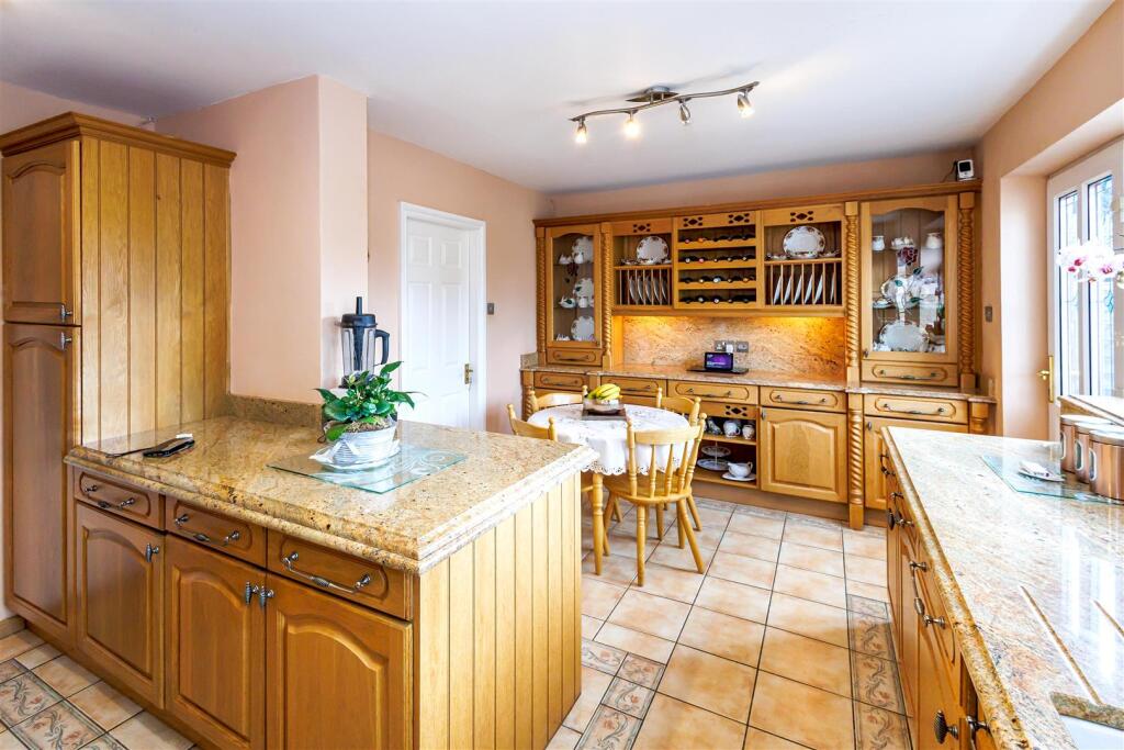 MODERN FITTED BREAKFAST KITCHEN