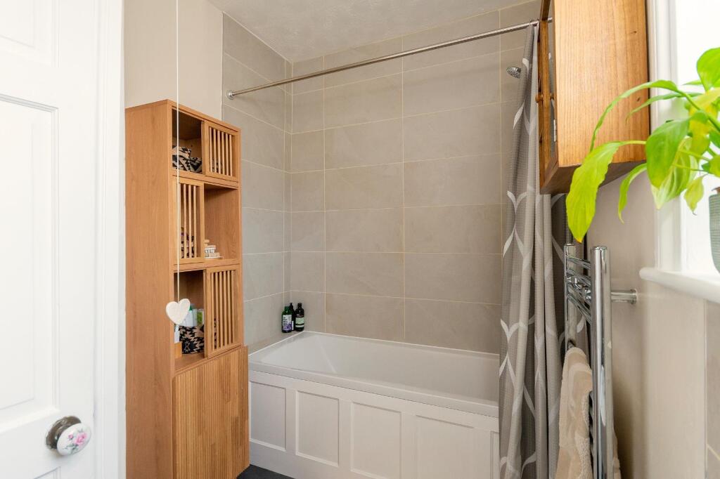 4M1RKE - Bathroom B.jpg