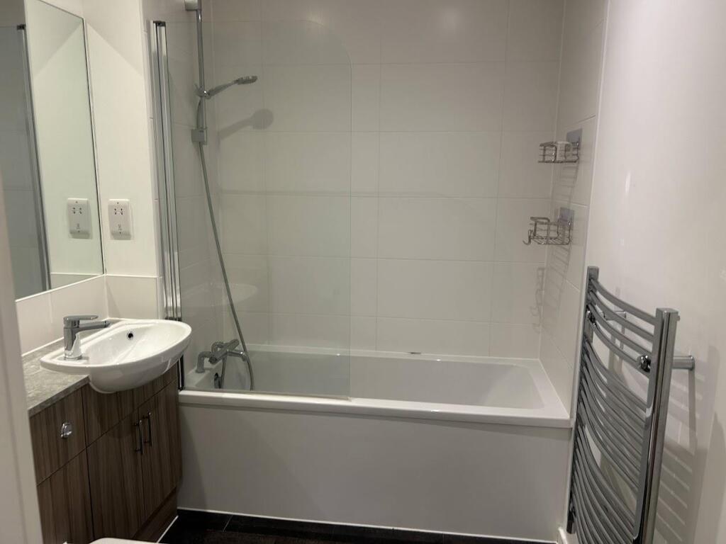 bathroom 4 aston House.JPG