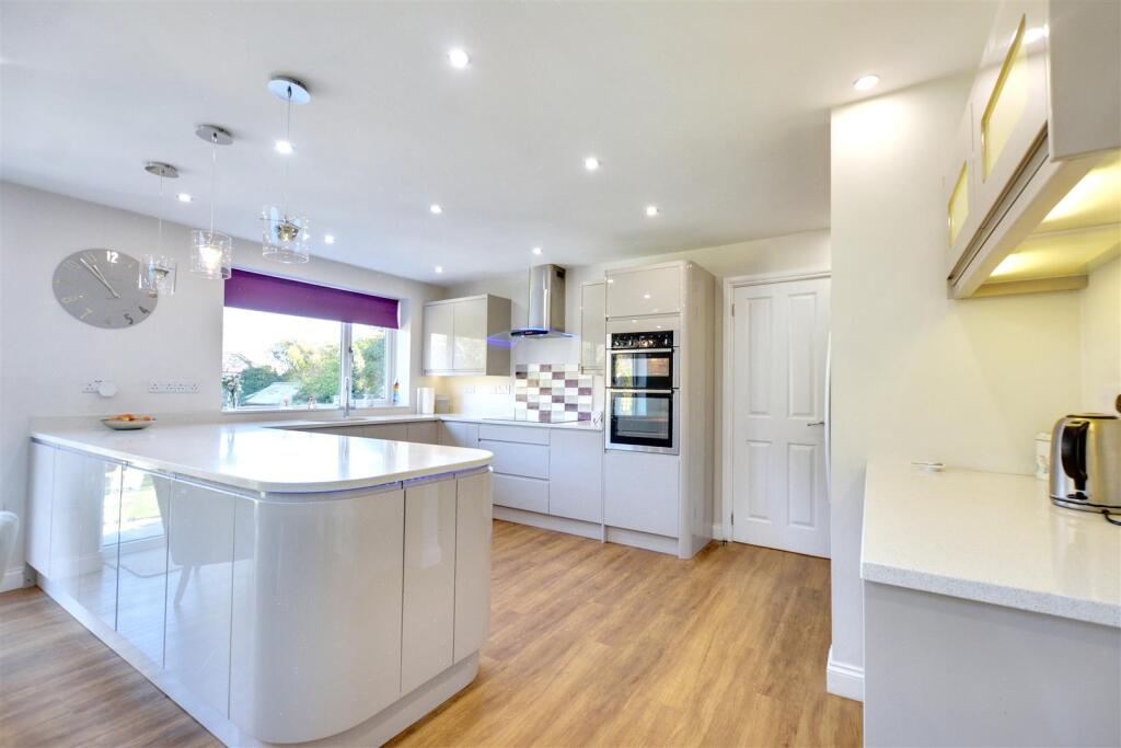 OPEN PLAN FAMILY DINING KITCHEN