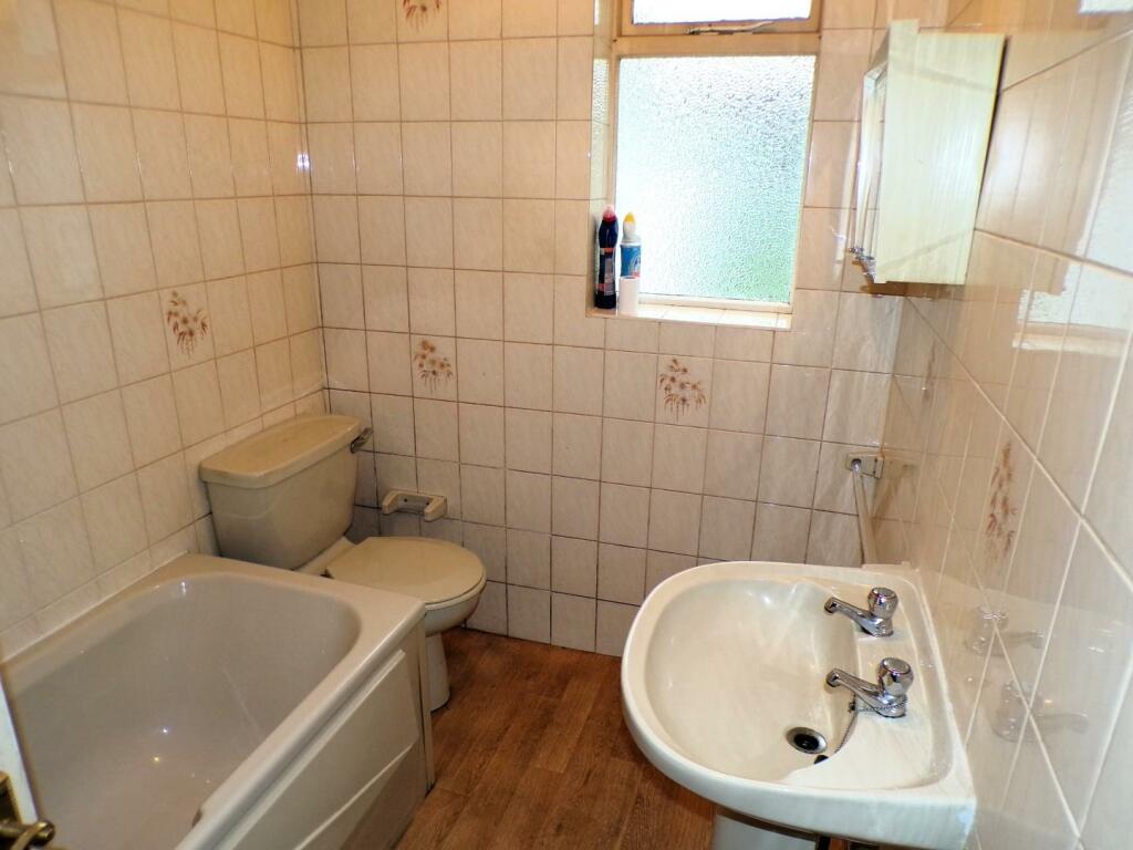SchoolRd5bath.JPG
