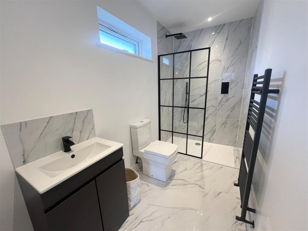 6. Ensuite.jpg