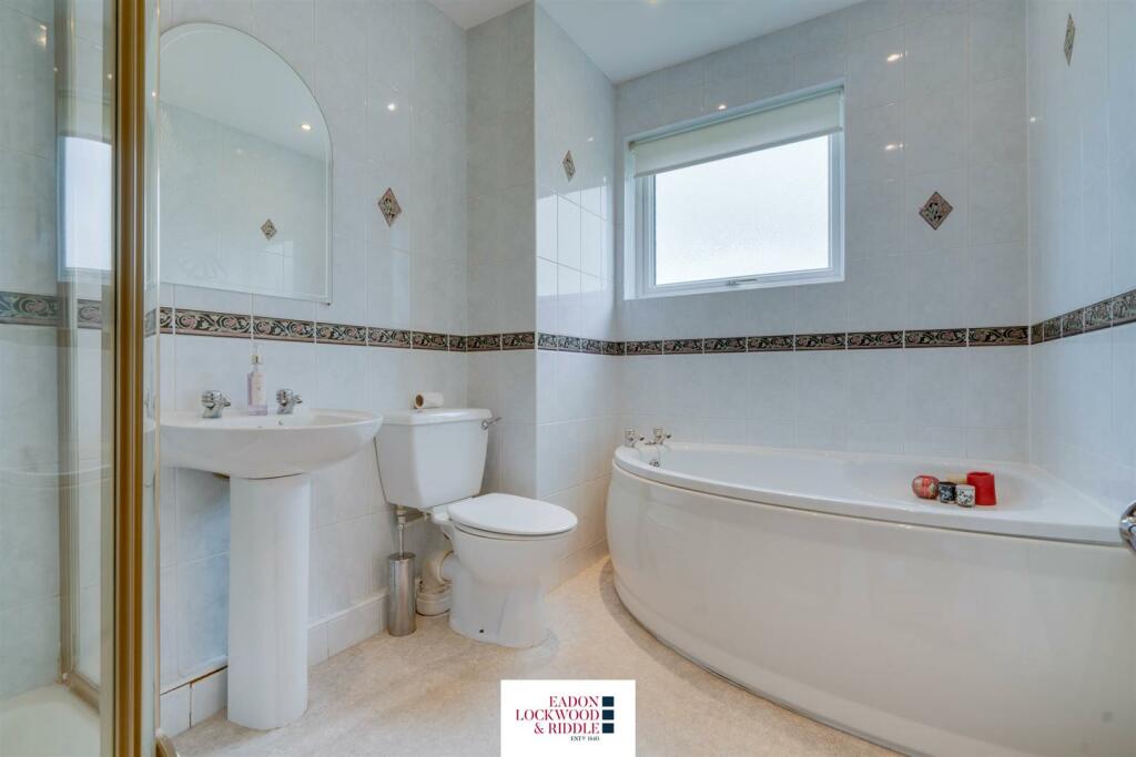 Bathroom 1.jpg