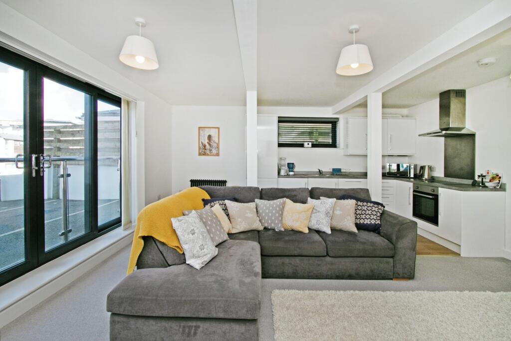 Lounge/Dining Area