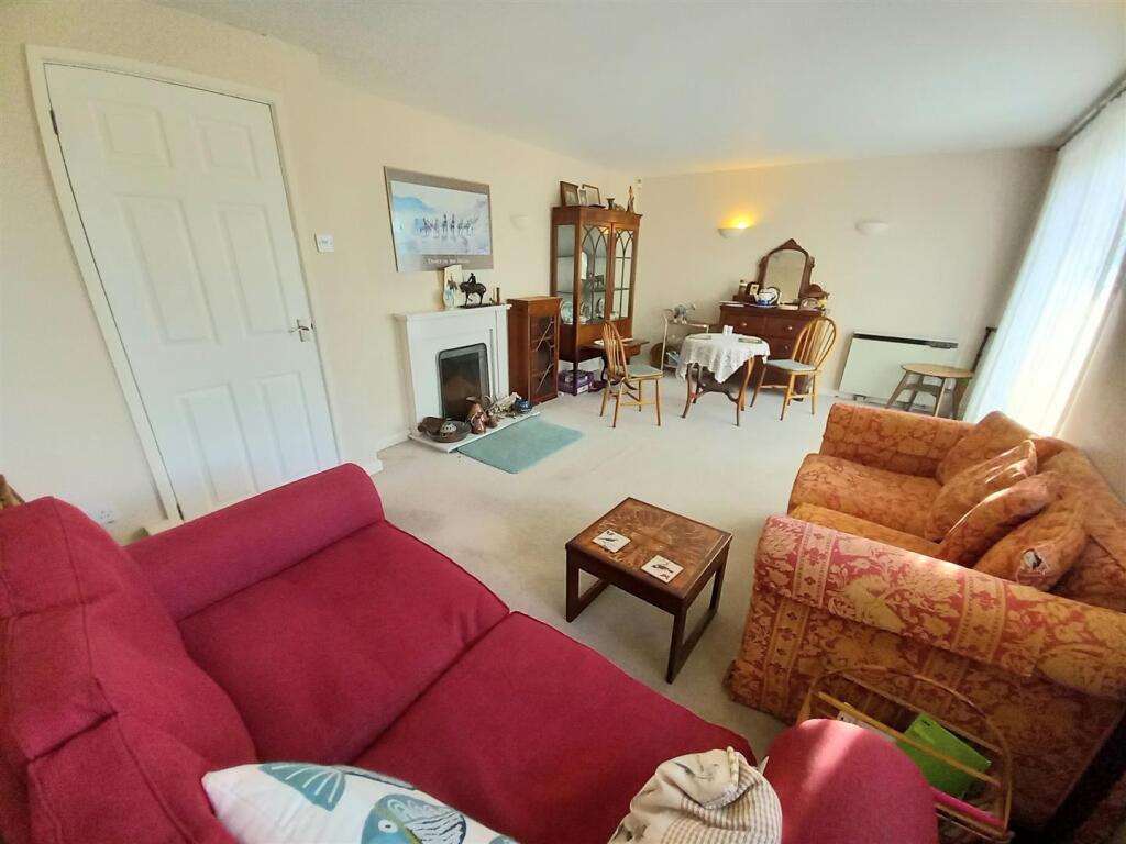 1 Turnpike L.Room.jpg
