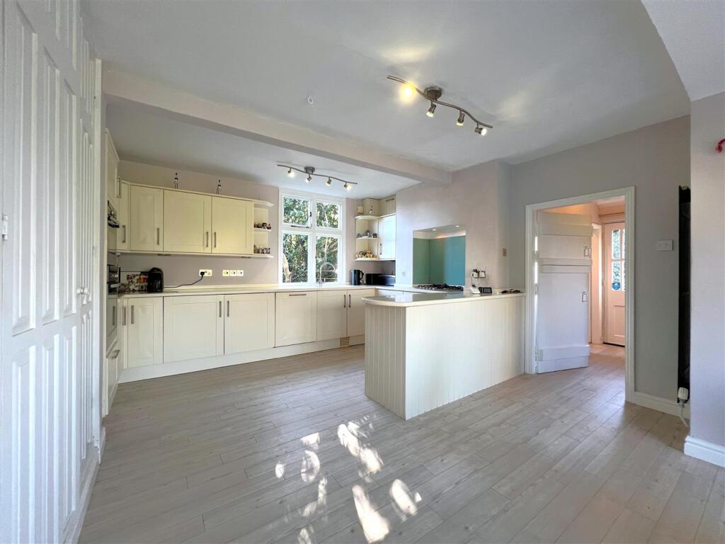 kitchen 1.jpg