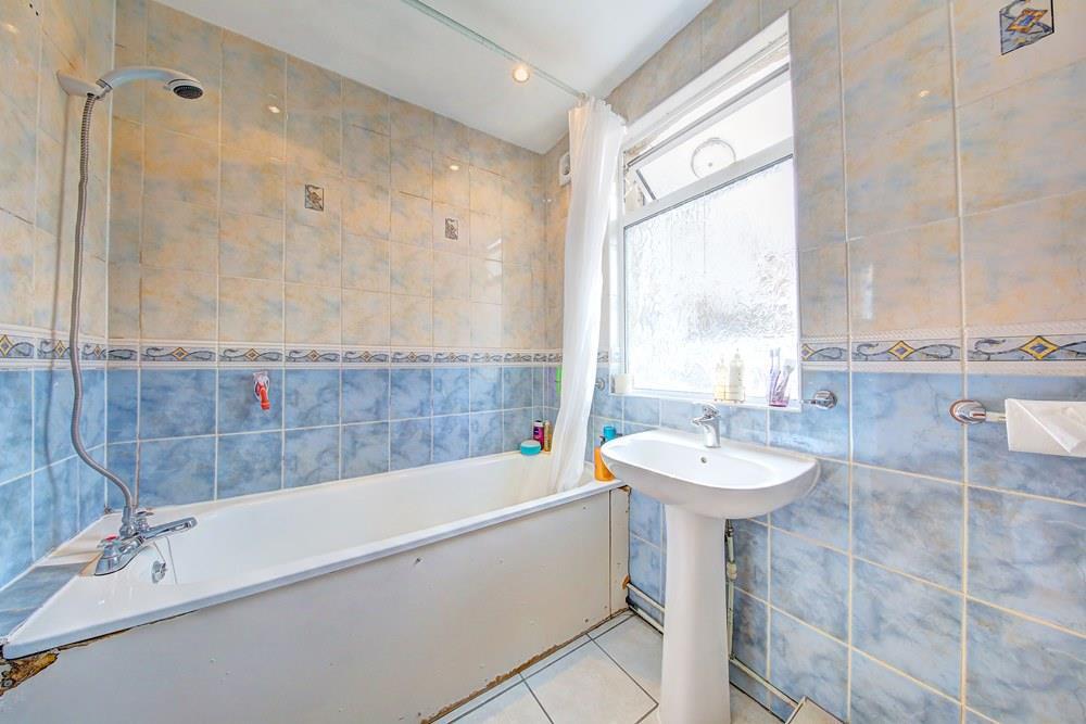 74aN-bathroom.jpg