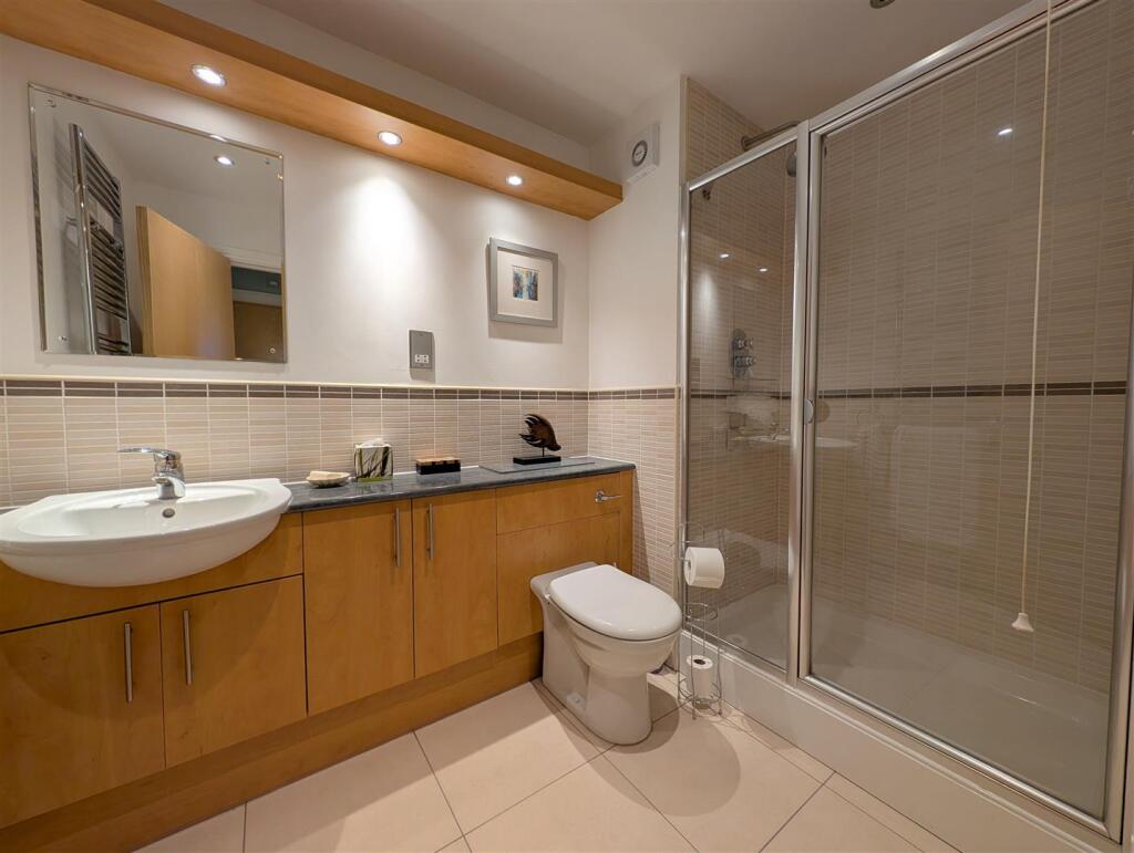 SHOWER ROOM/WC