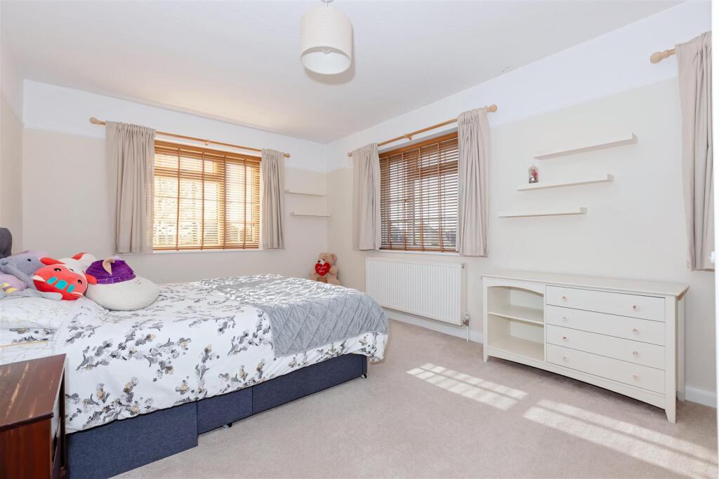 Cowdray Drive_4.jpg