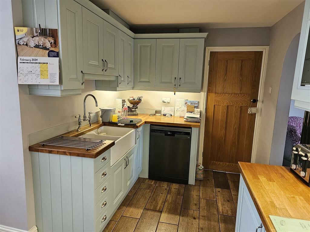 kitchen 2.jpg