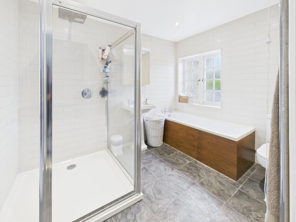 CAM02519G0-PR0330-STILL001