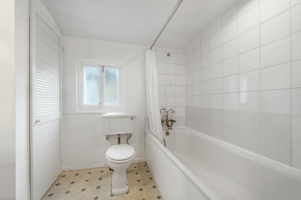 Bathroom Upper.jpg