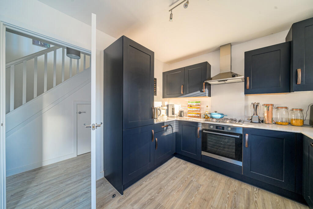 1384525-7-6925dd0...