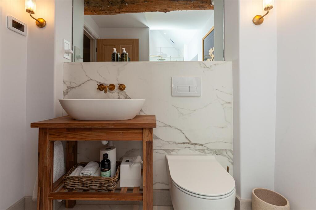 Family Bathroom 1.jpg