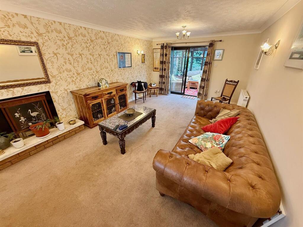 Lounge/Dining Room