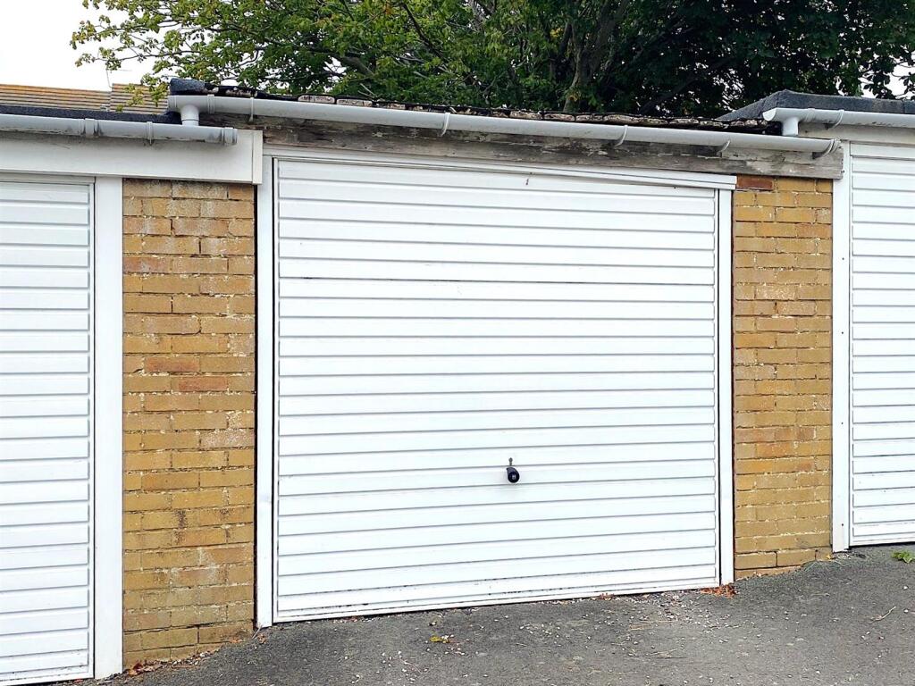 60 Links Drive - Garage.jpg