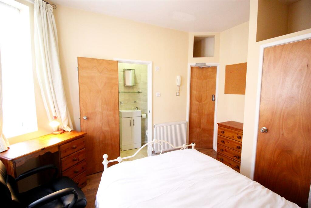 Room 1 (Ensuite Bedroom)