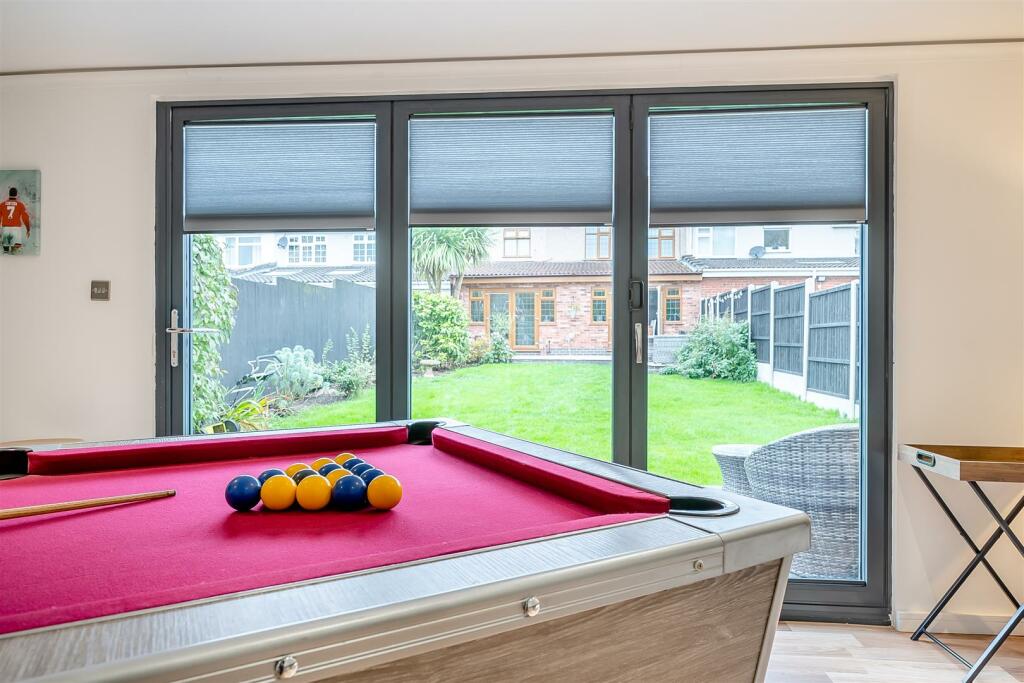 8627610-interior40.jpg
