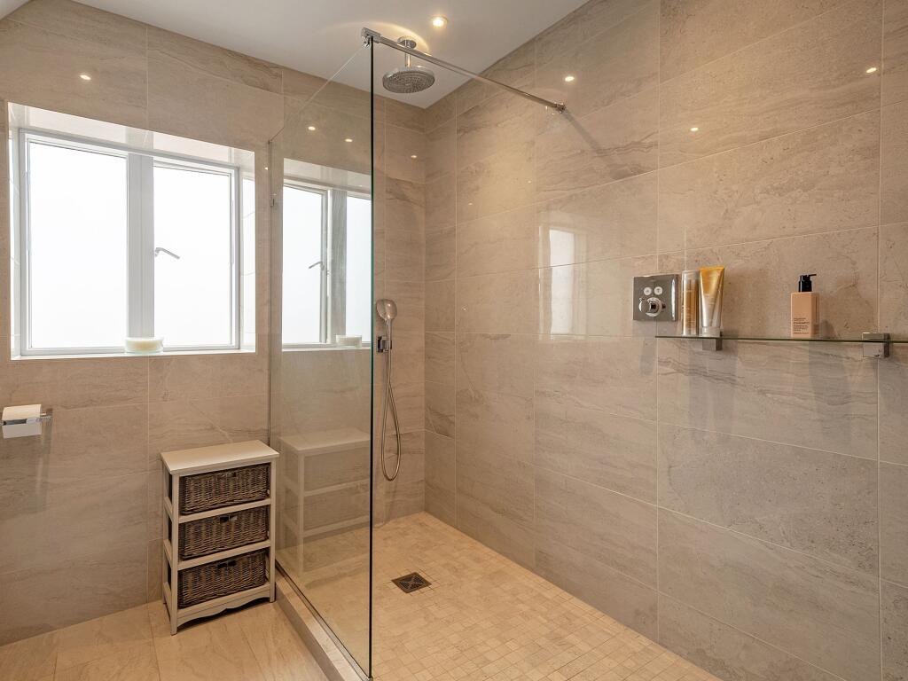 Bedroom 2 ensuite