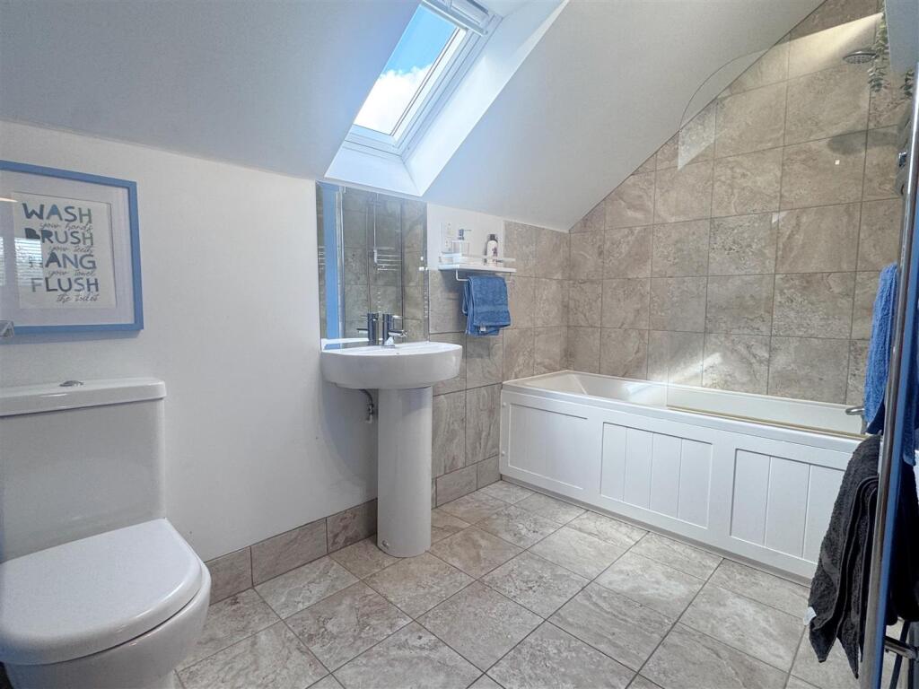 Bathroom 1.JPG