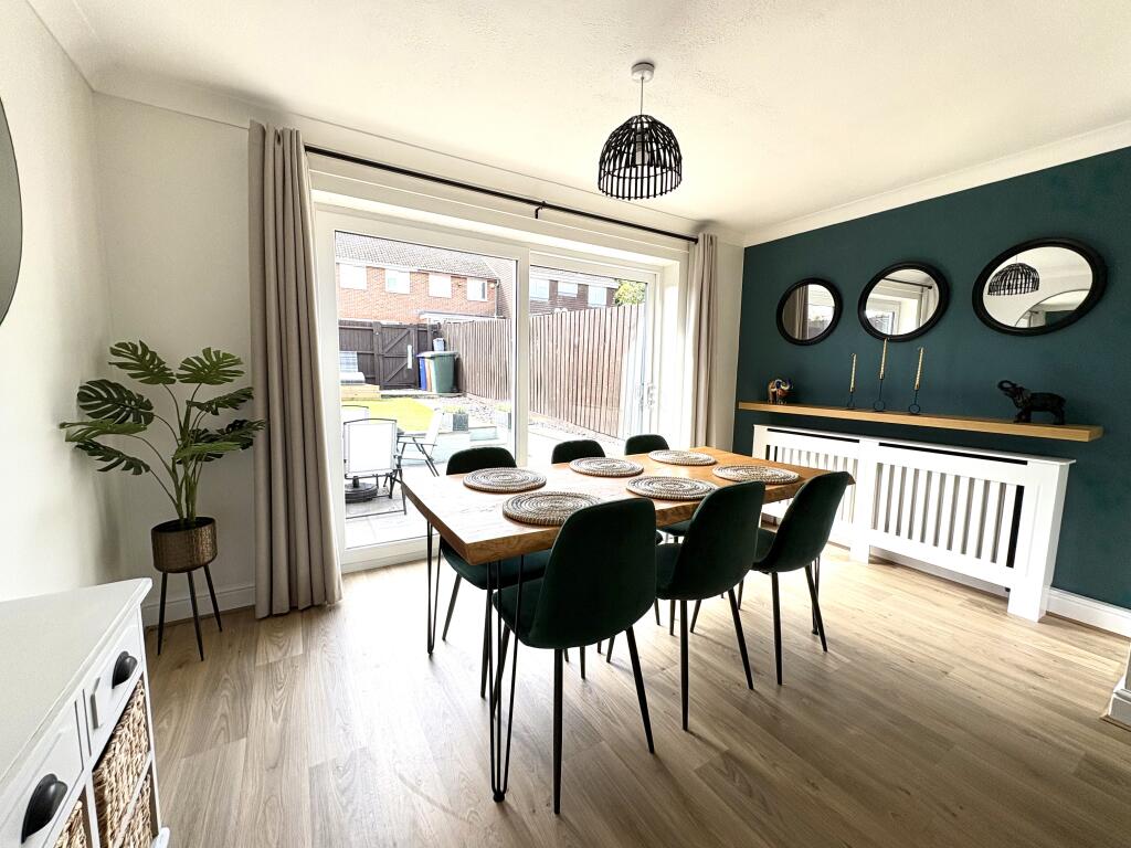 FAMILY/DINING ROOM