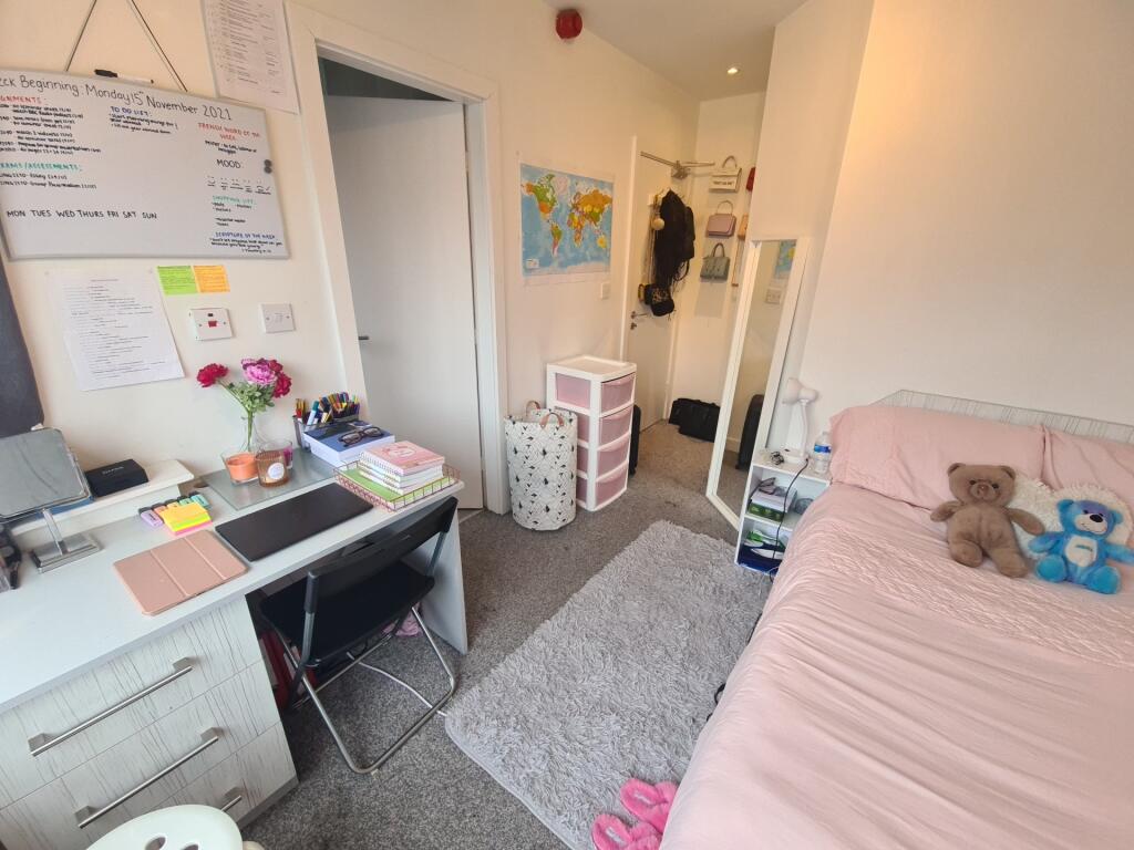 Bright and tidy single bedroom featuring a comf...