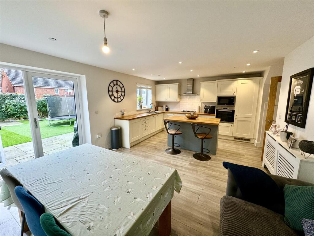 KITCHEN/DINER/FAMILY ROOM