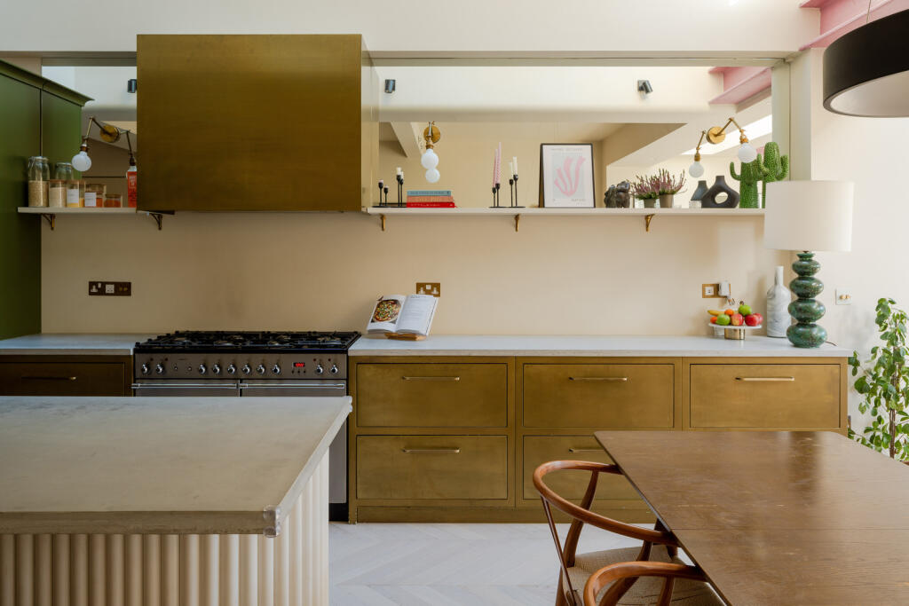 242621 - Wellington Road, London E11 - high res...