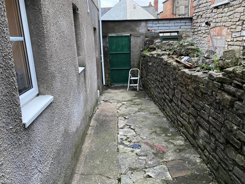 96 High Street rear flat - rear yard.jpg
