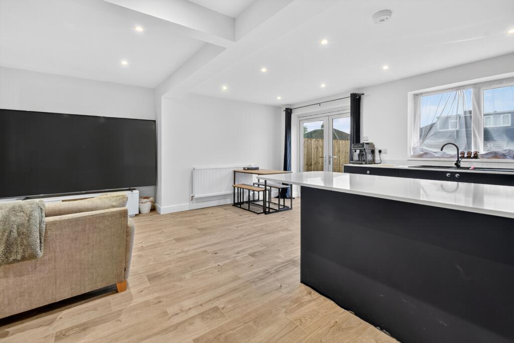 Lounge/Kitchen (2)