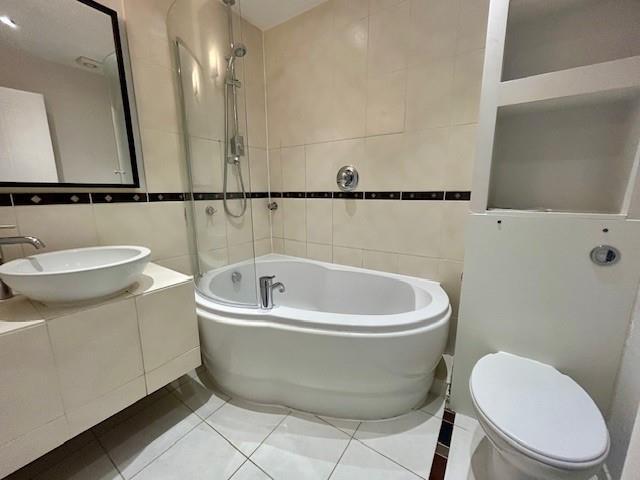 21 Eldergrove Road bathroom.jpg