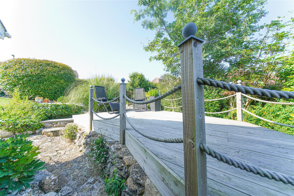 Brun Garden Decking.png