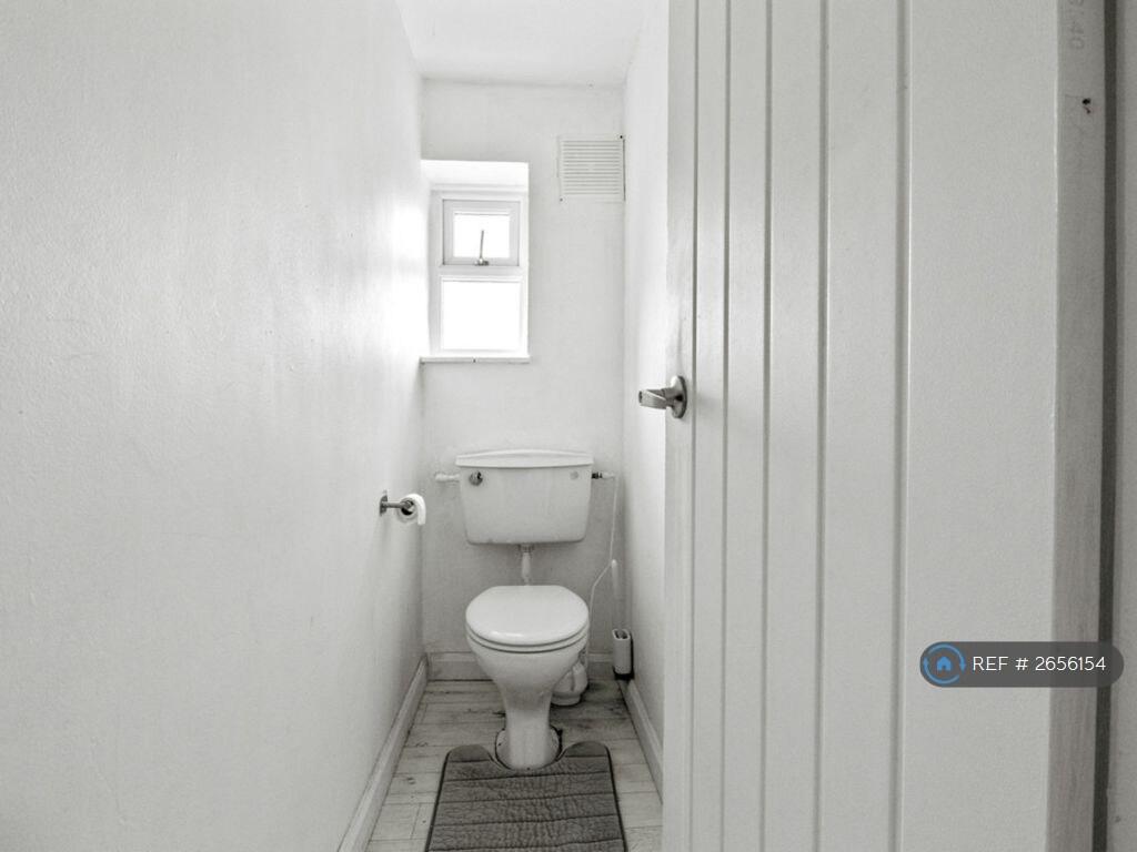 Toilet 2 (Upstairs)