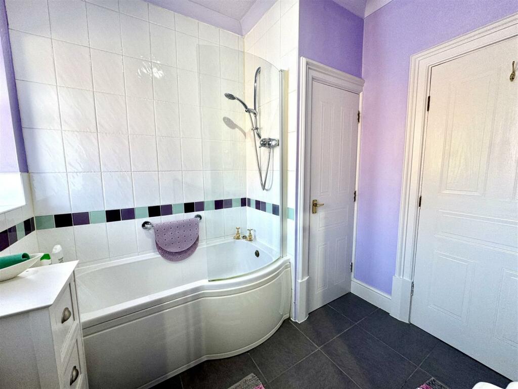 FAMILY BATHROOM