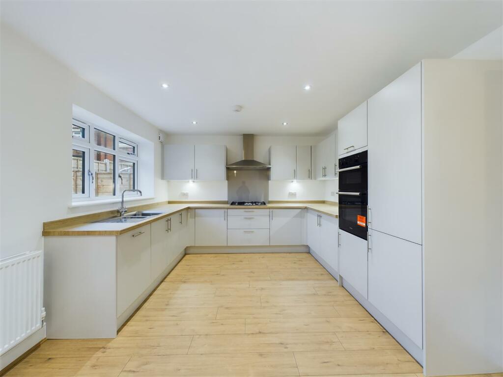KITCHEN/LIVING DINER